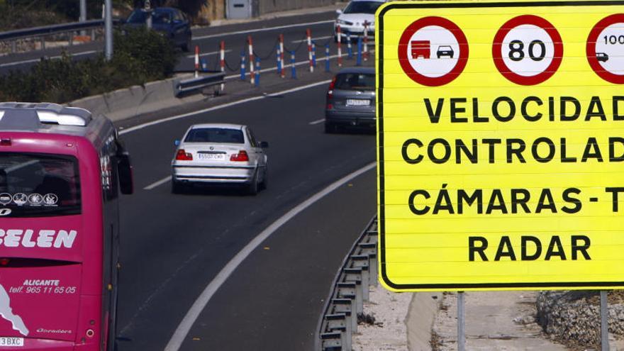 Aviso de un radar de tráfico en una carretera.