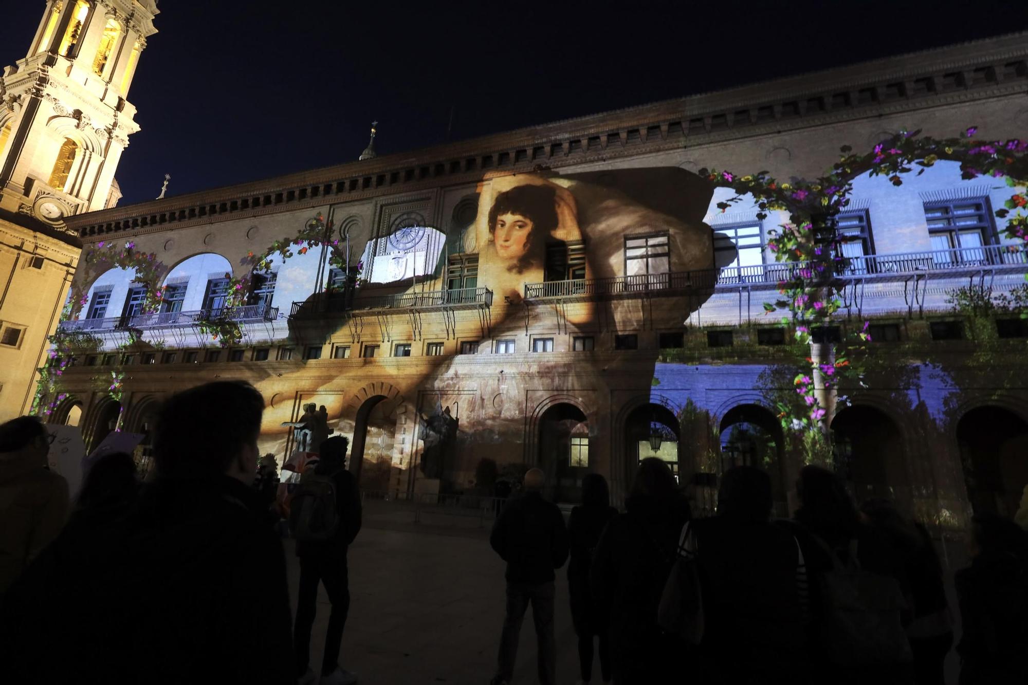 En imágenes | Zaragoza despide las Fiestas Goyescas con fuegos artificiales y una proyección en el Ayuntamiento