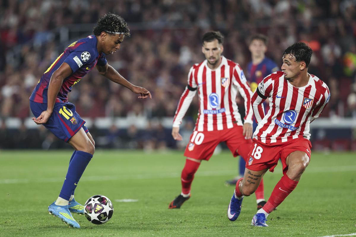 Lamine Yamal y Marc Pubill, durante el Barça-Atlético.