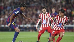 Lamine Yamal y Marc Pubill, durante el Barça-Atlético.