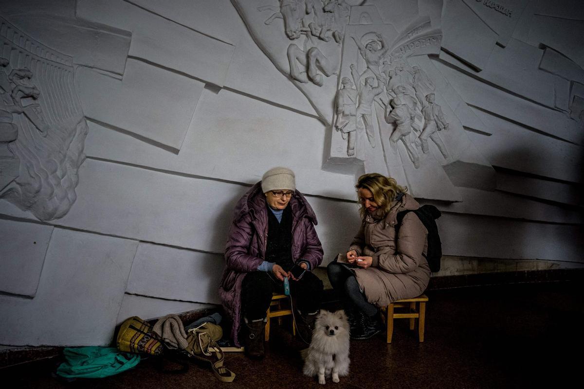 Los residentes se refugian en una estación de metro durante una alarma de ataque aéreo en la capital ucraniana de Kiev el 10 de febrero de 2023, en medio de la invasión rusa de Ucrania.