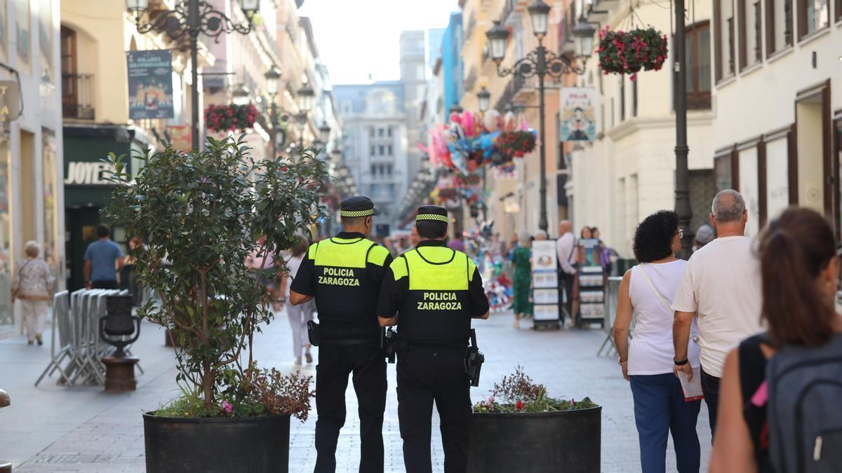 Dos agentes de la Policía Local de Zaragoza, en una imagen de archivo.
