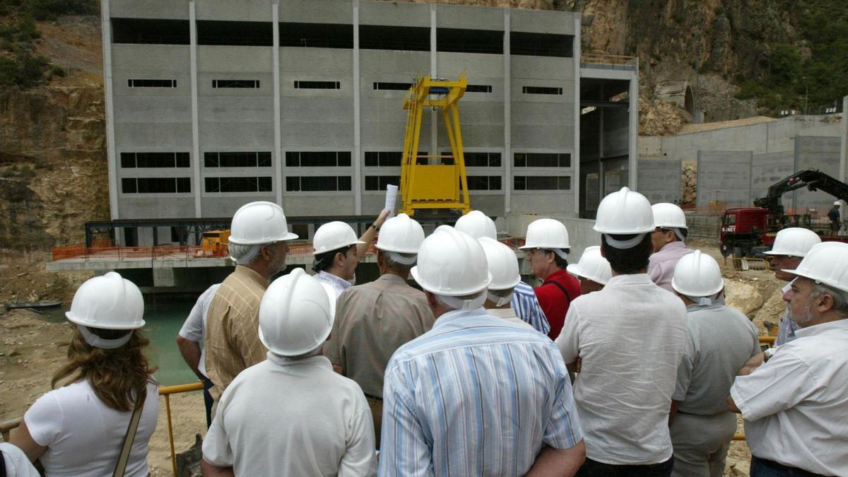Vista de alcaldes y regantes del Alto y Medio Vinalopó, en julio de 2005, a la estación de bombeo de Cortes de Pallás, toma del acueducto Júcar-Vinalopó en avanzado estado de ejecución