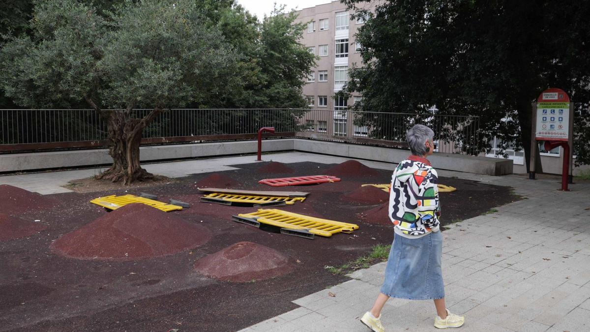 Los huecos donde estaban las camas elásticas se encuentran ahora cubiertos por vallas.