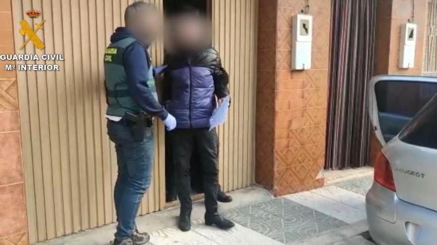 Roba en Nerja todos los ahorros de su madre octogenaria y se gasta 8.000 euros con su tarjeta