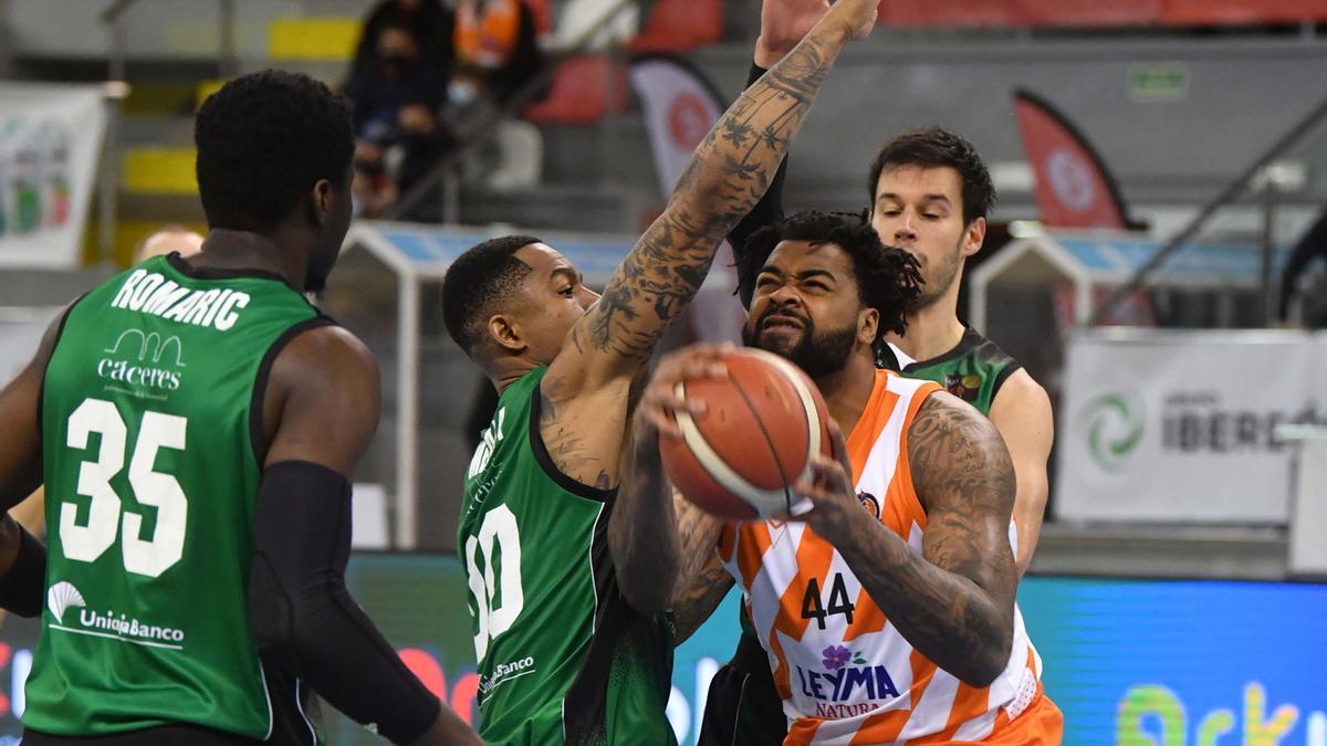 Ben Mbala intenta frenar a Nick Ward.