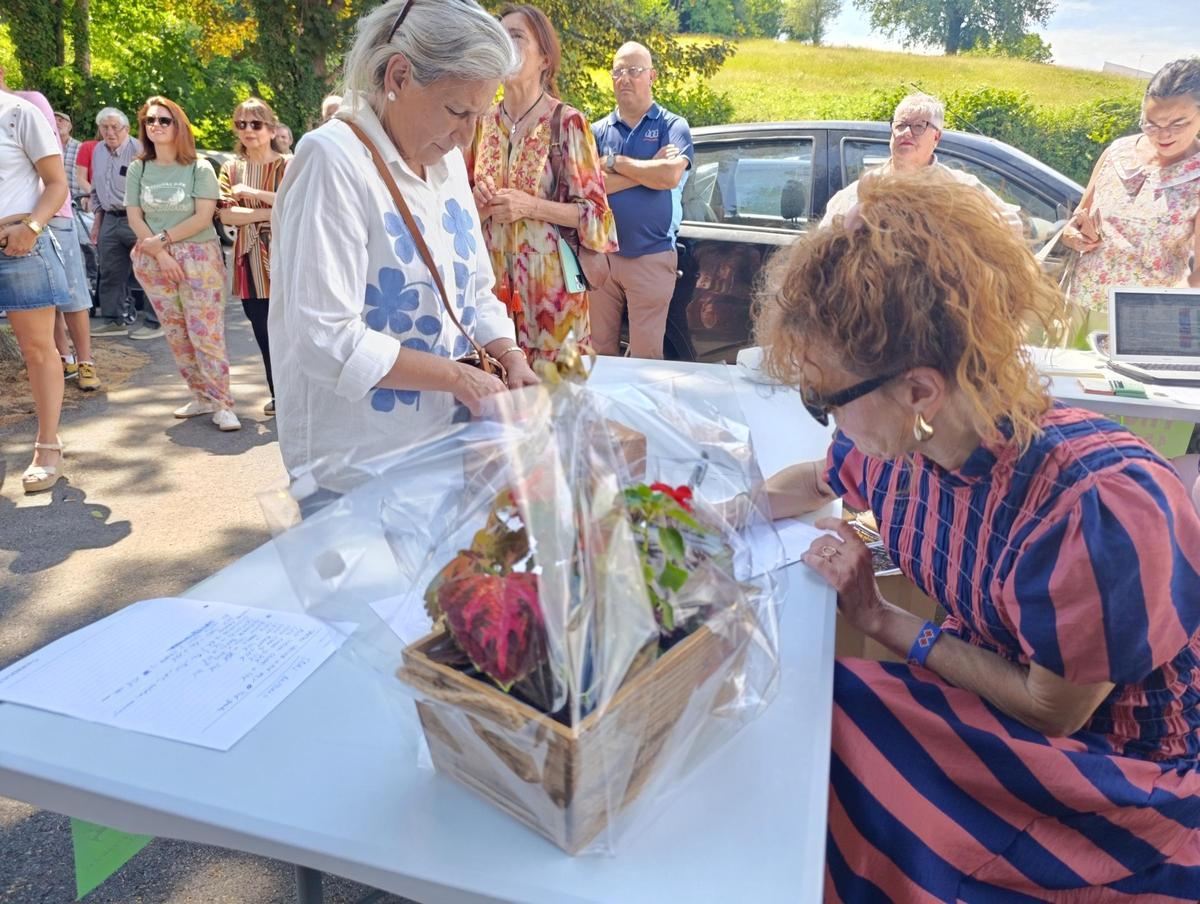 Tiñana, en Siero, recauda 601 euros en su subasta de San Antonio