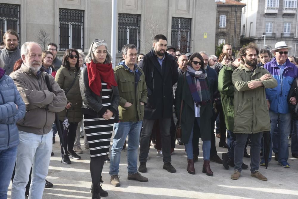 Marea Atlántica organizó la movilización que contó con la asistencia de unas 300 personas para recordar los hitos del "urbanismo depredador" y detener la privatización de la zona portuaria.