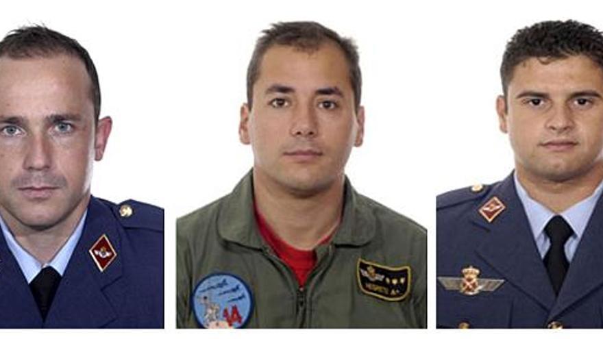 Los tres pilotos fallecidos en el accidente de dos aviones de combate Mirage F-1, ocurrido hoy en la localidad de Osa de Montiel. El teniente Roberto Carlos Alvarez Cubillas (i), piloto de la 59 promoción de la Academia General del Aire y alumno del curso de pilotos de Mirage F-1: el capitán Fernando Negrete Usón (c), piloto de la 52 promoción de la Academia General del Aire; y el capitán Jerónimo José Carbonell Rodríguez (d), piloto de la 56 promoción de la Academia General del Aire.