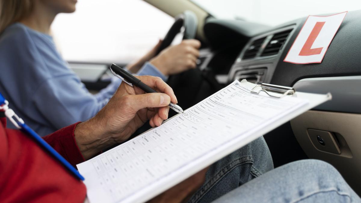 Examen teórico y práctico para aprobar el examen de conducir