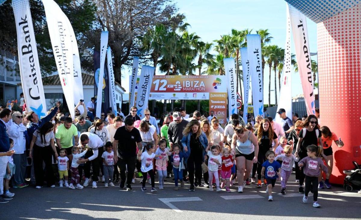 Los pequeños  disfrutan del Santa Eulària Kids Run Caixabank. |