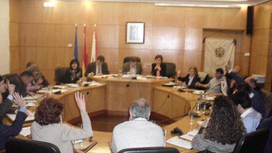 El momento de la votación de la moción de reprobación vivida ayer en Candás, con Riego, al fondo, presidiendo.