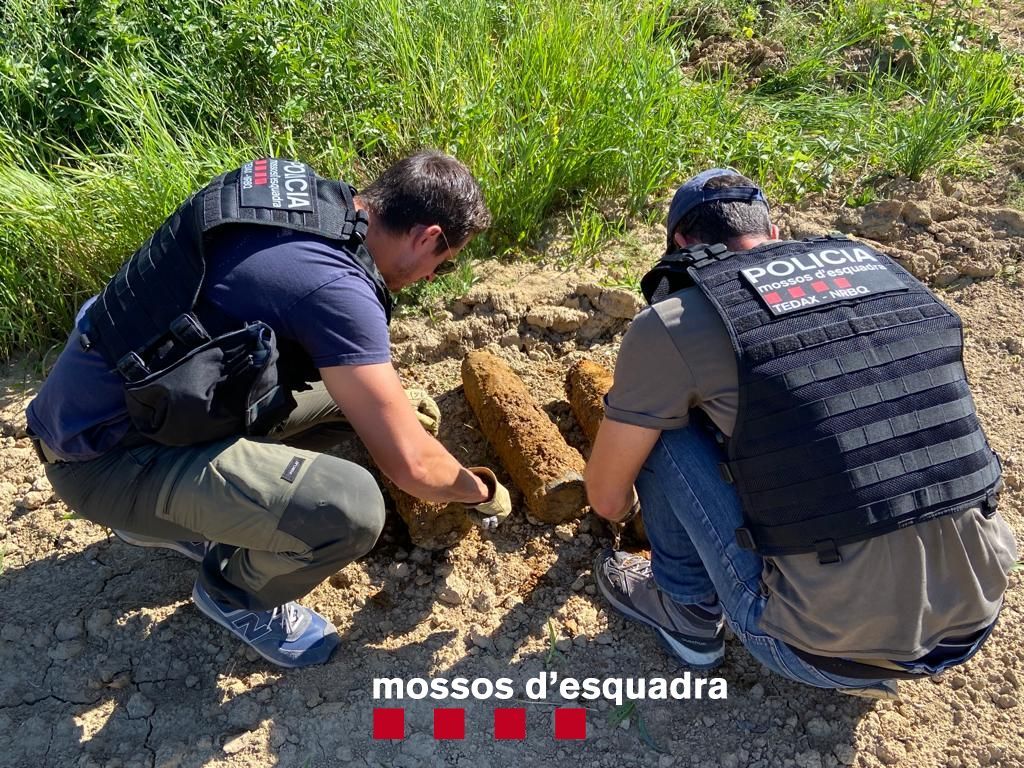 Extreuen 74 bombes de la Guerra Civil enterrades en un camp de la Vall d'en Bas