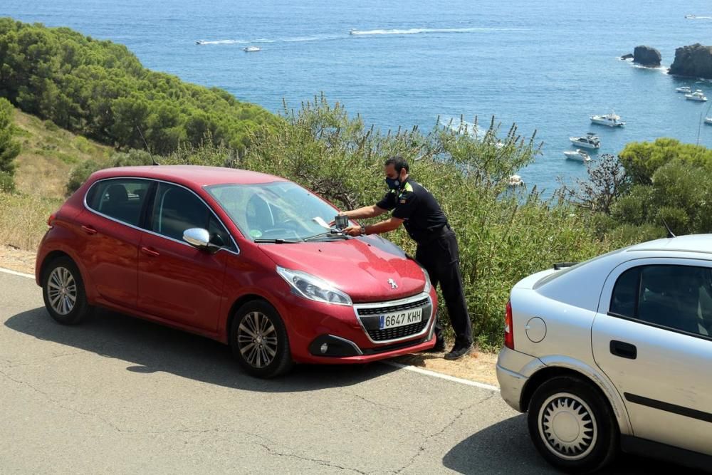 Vehicles mal aparcats i col·lapse als accessos al Cap de Creus