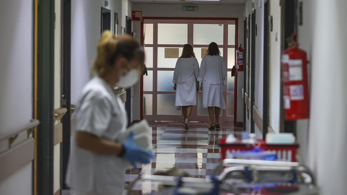 Personal en una de las salas de hospitalización del Hospital General de Alicante, este agosto.