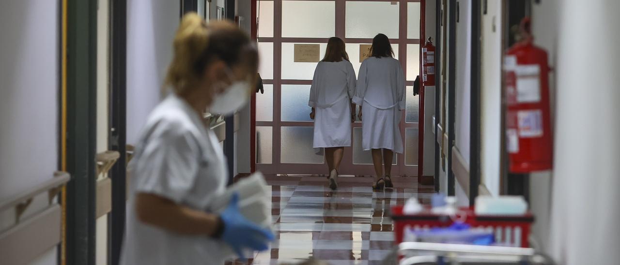 Personal en una de las salas de hospitalización del Hospital General de Alicante, este agosto.