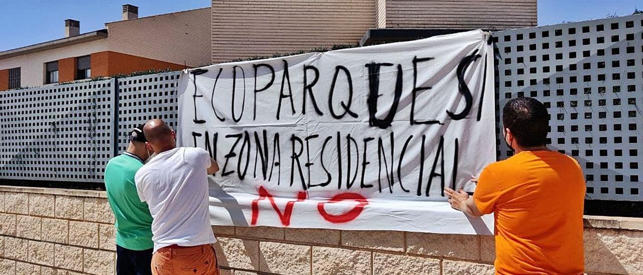 Vecinos de la zona afectada colocando un cartel de rechazo al ecoparaque junto a sus casas. | INFORMACIÓN