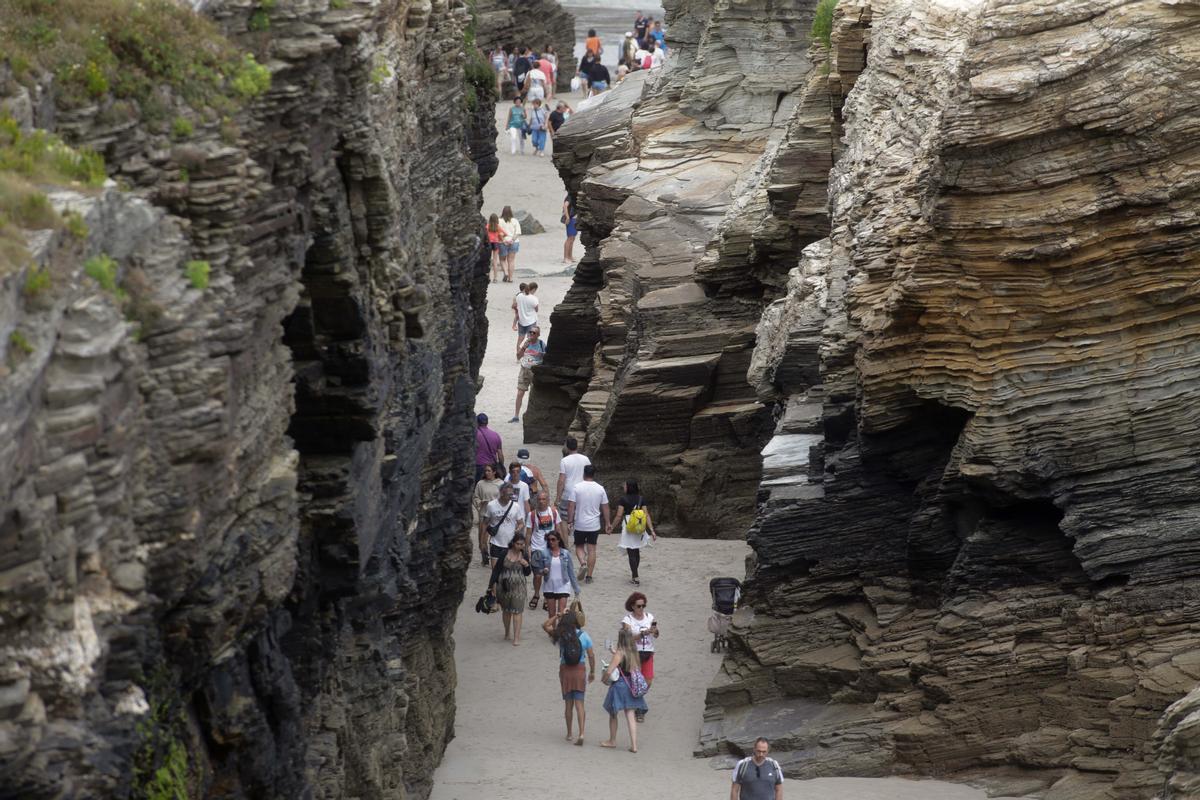 La playa de las Catedrales, en Galicia, cuelga el cartel de completo