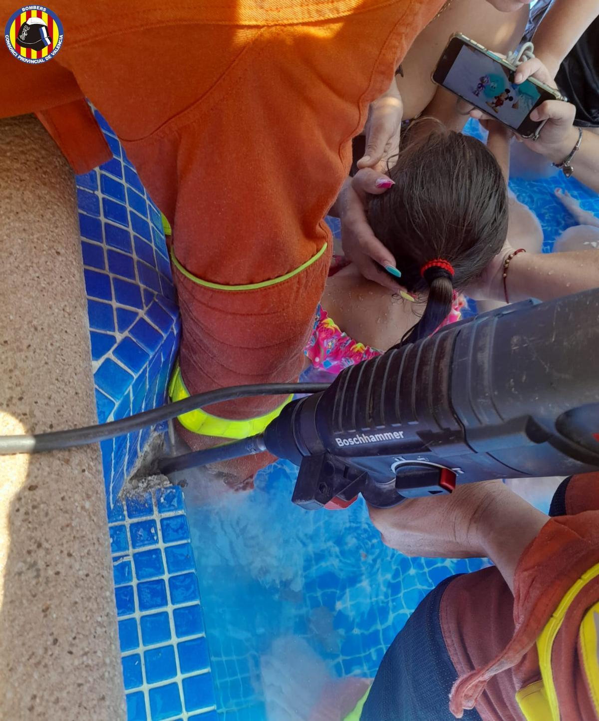 Los bomberos, en plena operación de rescate.