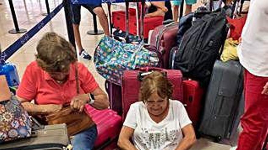 Dos de las miembros del grupo de grancanarios, en el aeropuerto de Santiago.