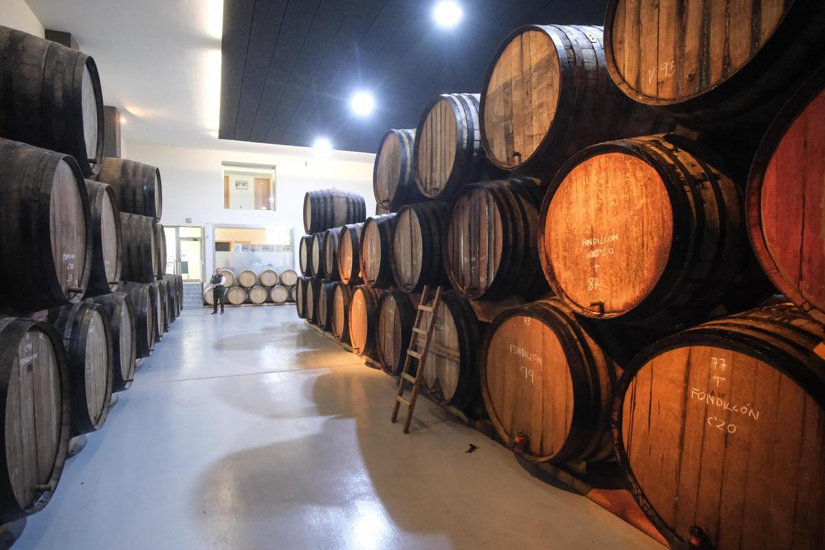 Toneles de fondillón en Bodegas Monóvar.