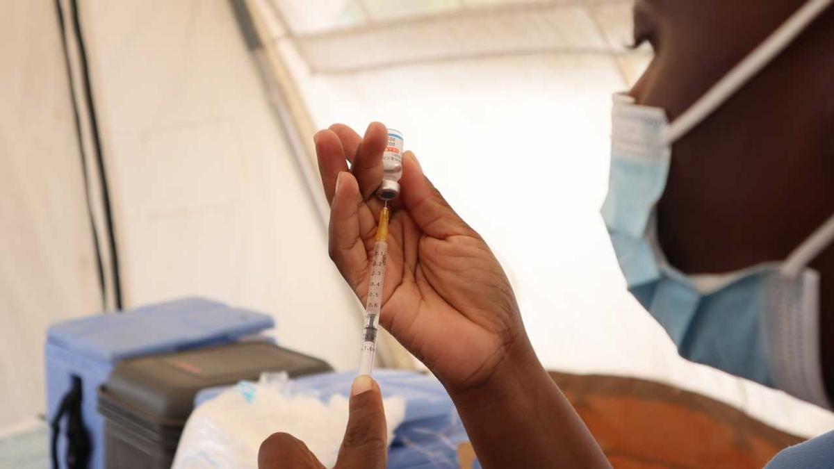 Una sanitària prepara una dosi de la vacuna contra la covid-19 a Zimbàbue