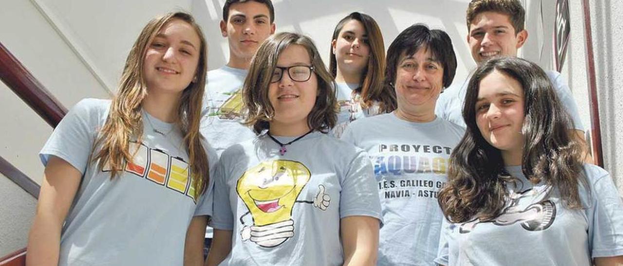 Jessica Fernández, Alejandro Peña, Mónica Fernández, Sofía Pérez, Dolores Mansilla, Julián López e Iratxe Pérez, en el centro naviego.