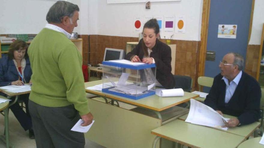 Un hombre porta su papeleta antes de depositarla en la urna |