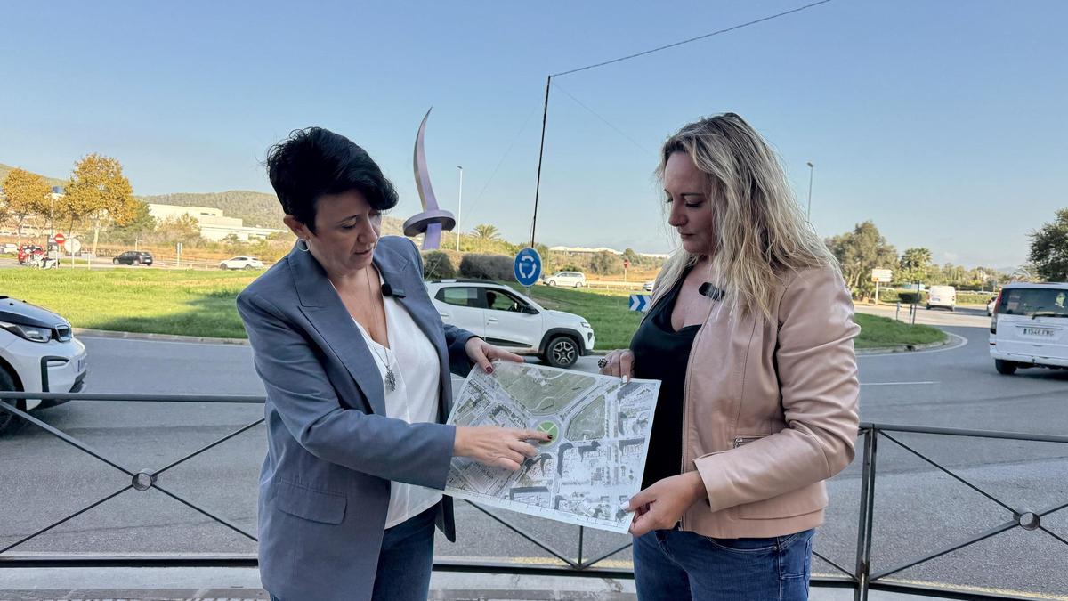 Elena López y Carmen Boned, con un plano de Can Misses
