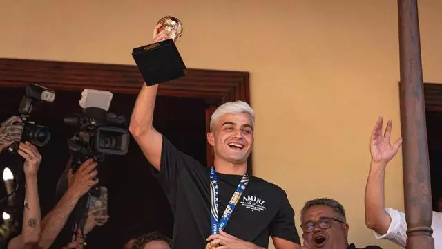 Tegueste recibe a Pedri como campeón del mundo