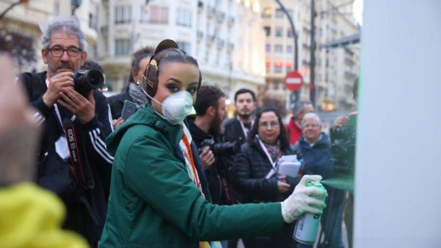 Rocío Gil, pintando el monumento