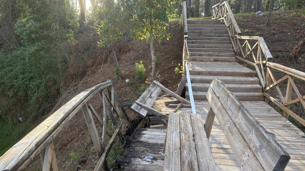 Un paseo cuyo mal estado denuncian los vecinos, en A Toxa.