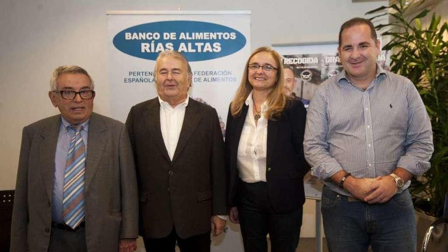 Representantes del Banco de Alimentos Rías Altas, ayer, en A Coruña.