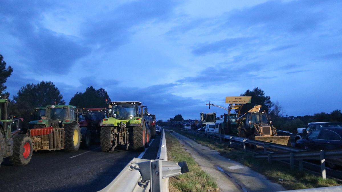 L'autopista AP-7 tallada pels tractors a Pontós.