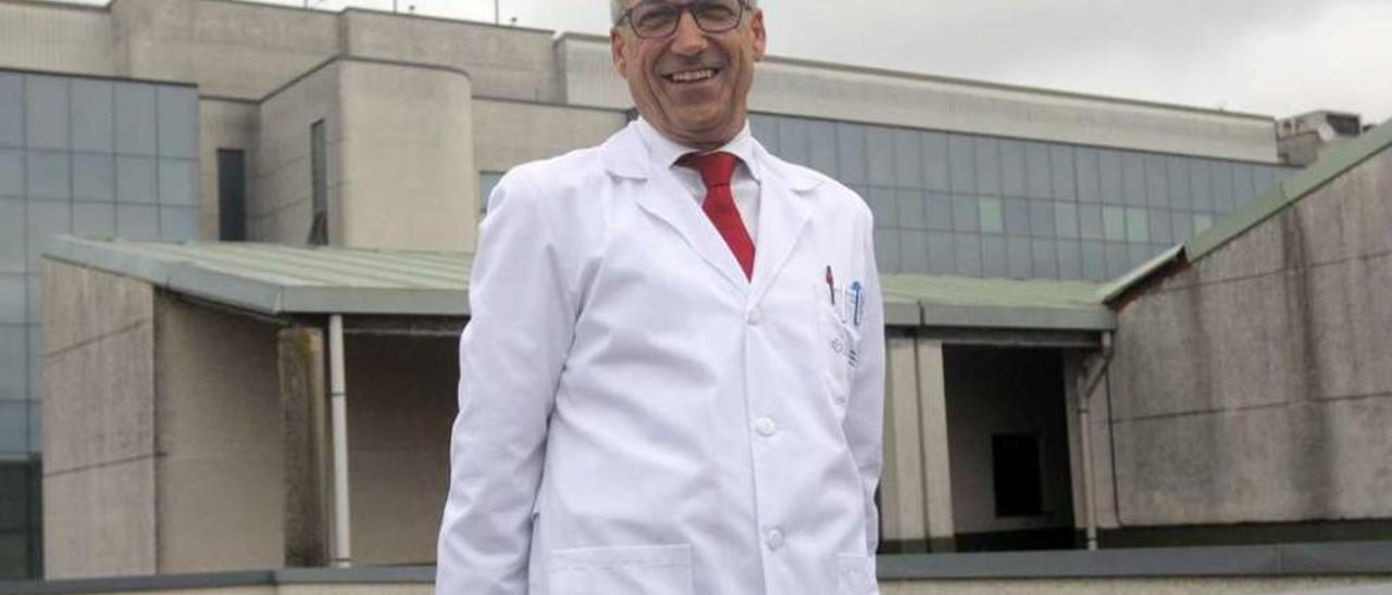 Luis Verde posa en su despacho del Complexo Hospitalario de Santiago de Compostela. // Xoán Álvarez