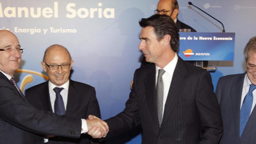 José Manuel Soria saluda a Antonio Brufau, presidente de Repsol, en un acto reciente en Madrid. i LP / DLP