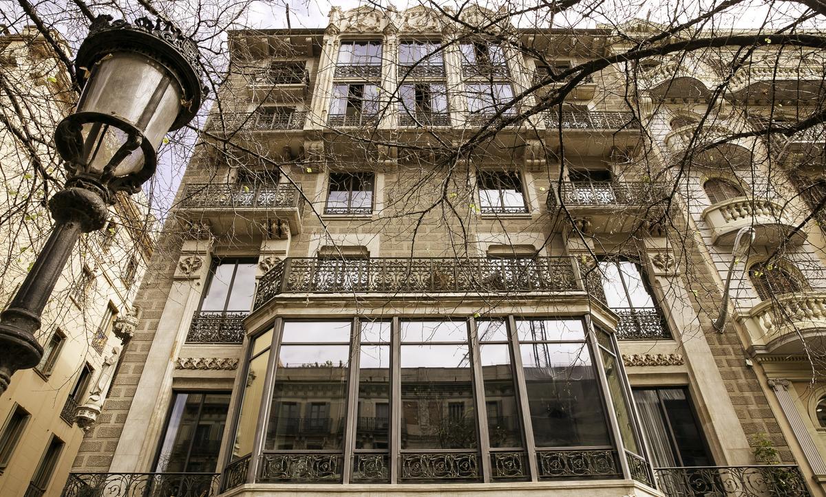 Fachada del edificio, en el 104 de la Rambla Catalunya.