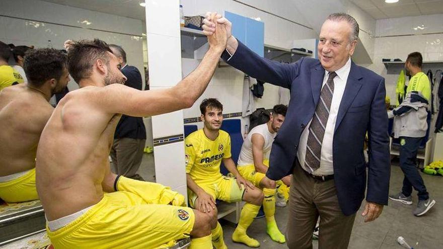 Roig felicita a los jugadores del Villarreal en el vestuario de Mestalla