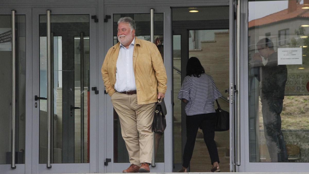 El abogado Alfredo Iglesias a las puertas de los juzgados de Cangas.