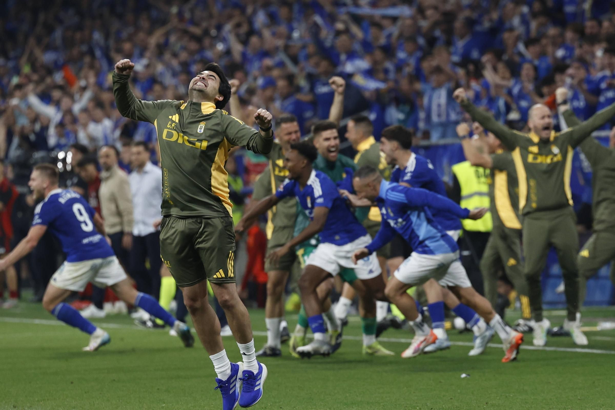 EN IMÁGENES: Así se vivió en el Carlos Tartiere la noche del ascenso del Oviedo a Primera División 24 años después