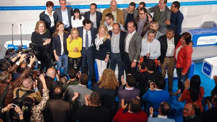 Los candidatos populares posan juntos en el tramo final del acto celebrado ayer en el Auditorio Alfredo Kraus