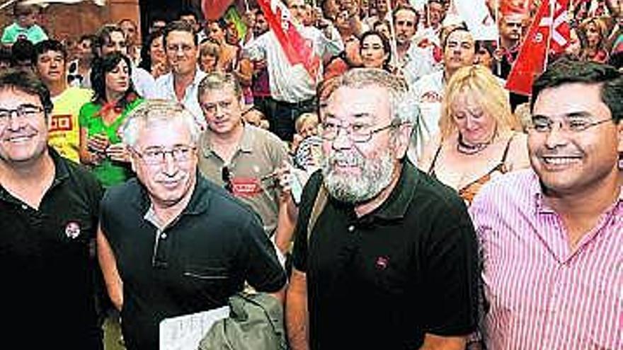 Toxo (izquierda) y Méndez, ayer, en Cáceres, con delegados sindicales.