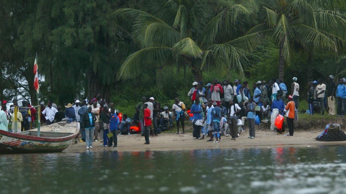 Un grupo de inmigrantes esperan en la orilla del río Casamance, en Senegal, en una imagen de archivo.