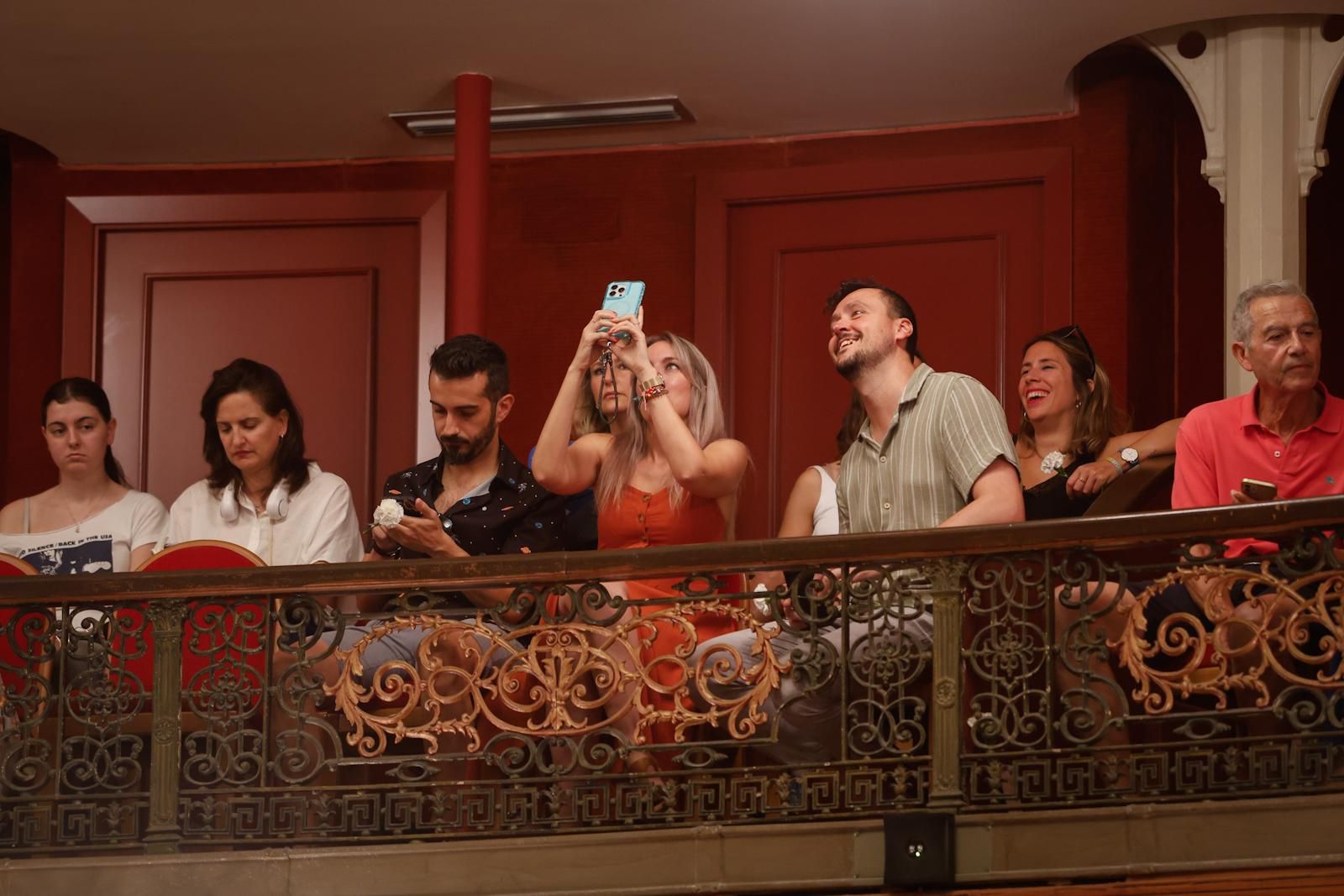 Vega, íntima y revolucionaria, enciende el Gran Teatro con ‘Ignis’