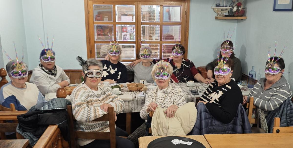 El grupo de El Casal, con antifaces, durante la comida.
