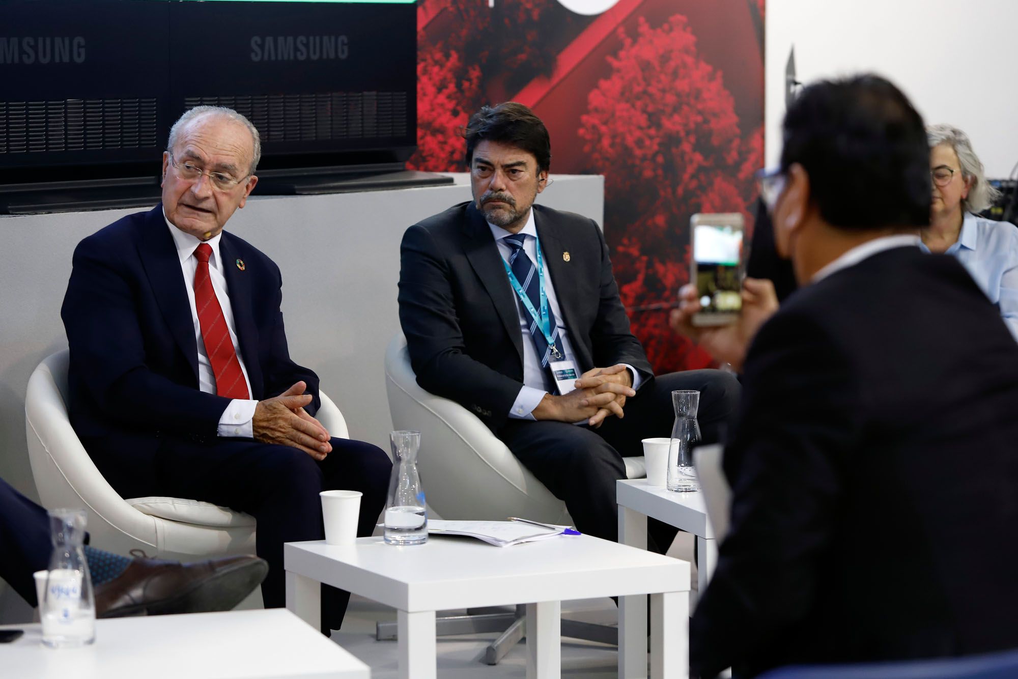 Mesa redonda de Iniciativas y proyectos de ciudades españolas enfocadas en la atracción de talento en las urbes (SmartCity Expo World Congress y Tomorrow Mobility), donde participan Francisco de la Torre, alcalde de Málaga y Luis José Barcala, alcalde de Alicante