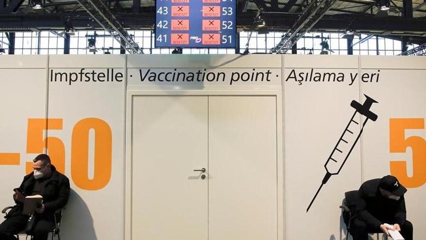 Dos homes esperen per ser vacunats a Berlín