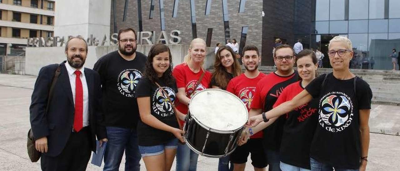 Por la izquierda, Javier Díaz Dapena, José Luis García Díaz, Andrea Canal, María José González Suárez, Eloína Canal García, Adrián Martínez, Rubén Alba, Irene Méndez y Yolanda Carreira, ayer, a la puerta del Juzgado, tras recoger el timbal de la agrupación.