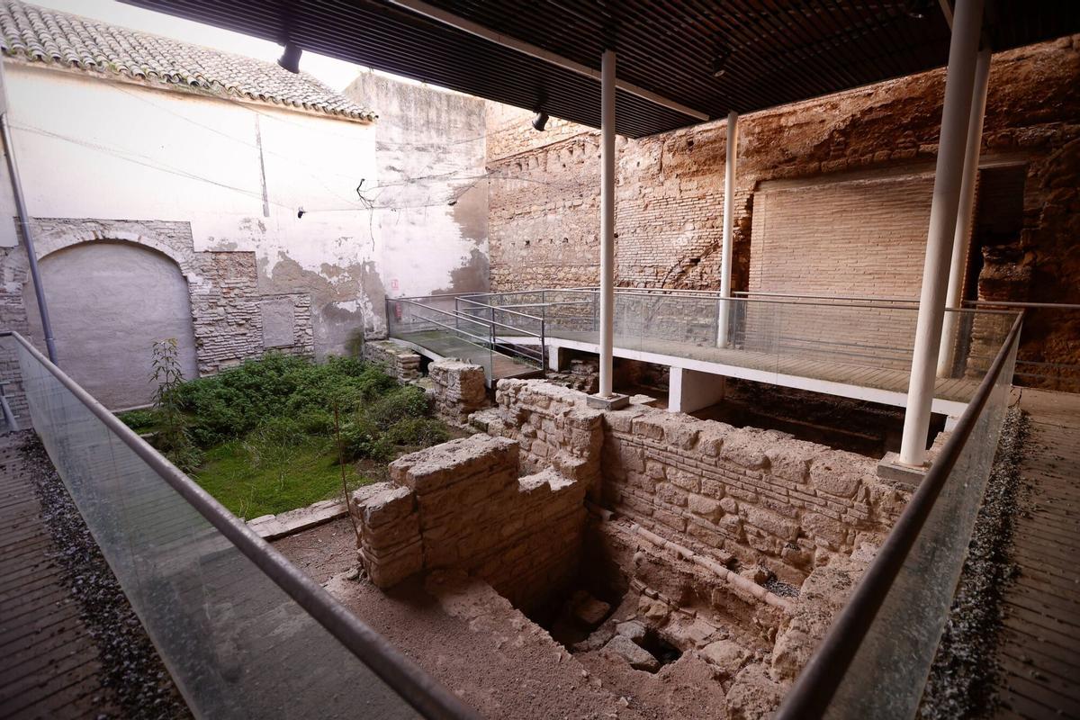 El delegado del Gobierno, Adolfo Molina, visita el solar anexo a la Sinagoga tras el anuncio de la licitación de su reforma. Centro de Interpretación de la Sinagoga.