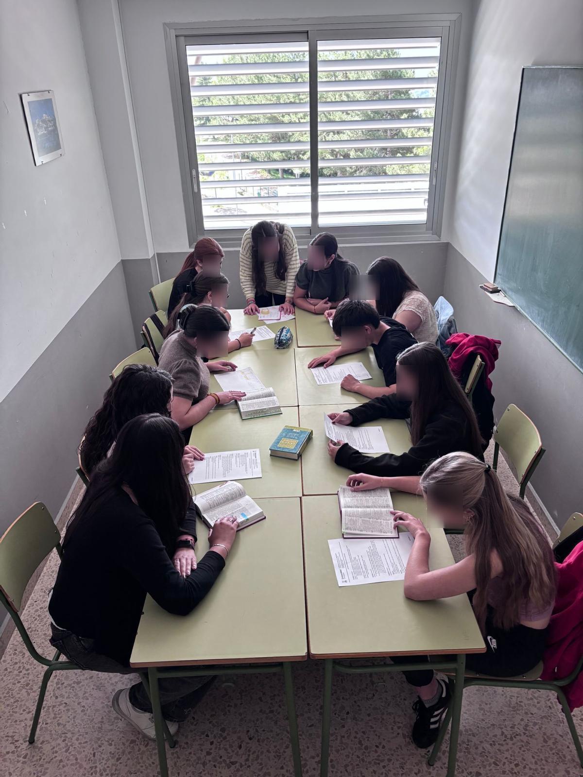 Alumnos de 1º y 2º de Bachillerato del IES San Alberto Magno de Sabiñánigo.